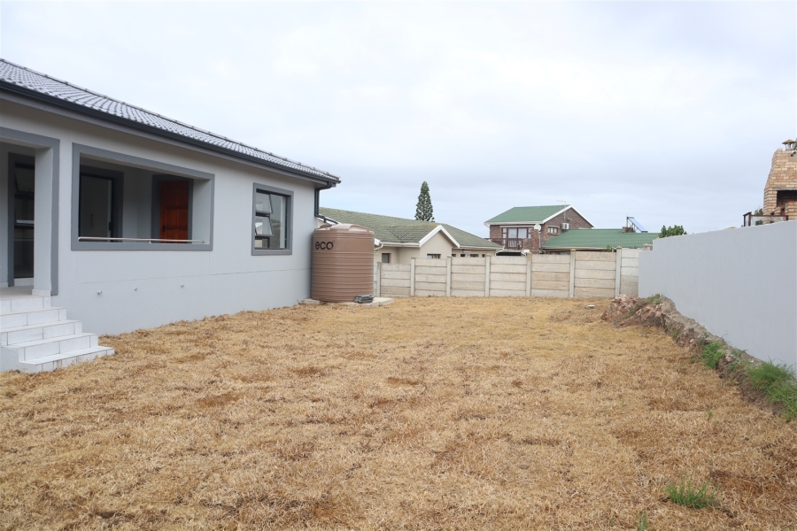 5 Bedroom Property for Sale in Wavecrest Eastern Cape